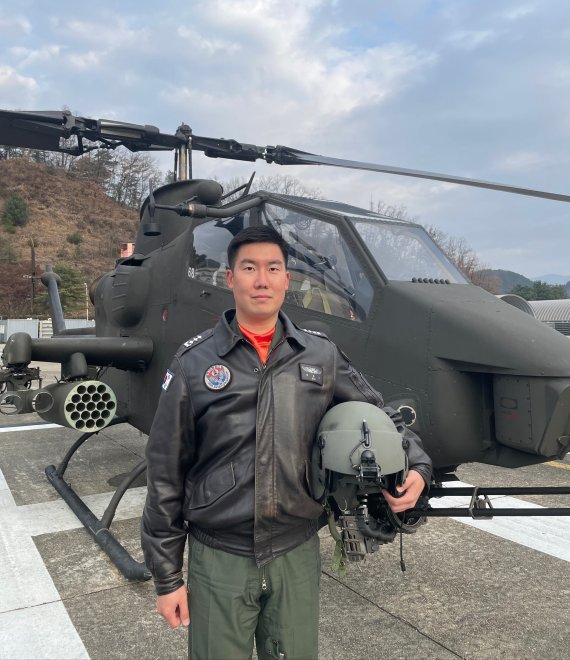 올해의 최고 전투헬기 조종사인 '탑 헬리건'(TOP Heligun, Top Helicopter+Gunner)에 103항공대대 코브라(AH-1S) 조종사 김용진(35세) 대위가 뽑혔다. 사진은 탑 헬리건에 뽑힌 김 대위의 모습. 사진=육군 제공
