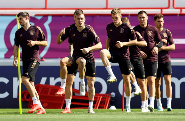 독일 축구대표팀 선수들이 22일 카타르 도하에서 훈련하고 있다. 도하/로이터 연합뉴스