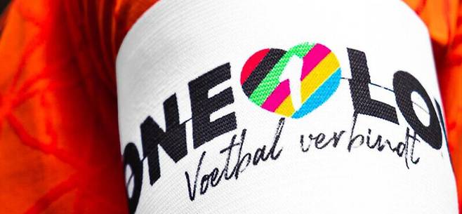 네덜란드축구협회가 공개한 차별 반대 무지개 완장. 네덜란드축구협회 누리집 갈무리