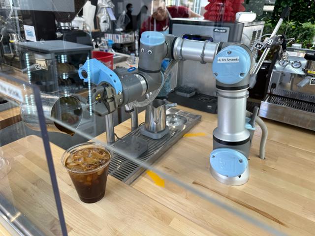 아틀리 커피의 인공지능 기반 커피 제조 로봇. 방금 아이스 아메리카노 제조를 마친 이 봇의 이름은 '아만다'다. 눈이 달린 얼굴이 꽤 귀엽다. 실리콘밸리=이서희 특파원