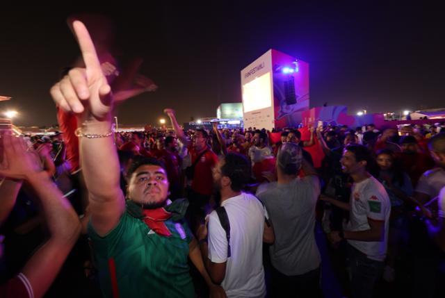 2022 카타르 월드컵 개막을 하루 앞둔 19일(현지시간) 카타르 도하 알 비다 파크에서 열린 FIFA 팬 페스티벌 개막행사를 찾은 축구팬들이 축제를 즐기고 있다. 카타르=뉴스1