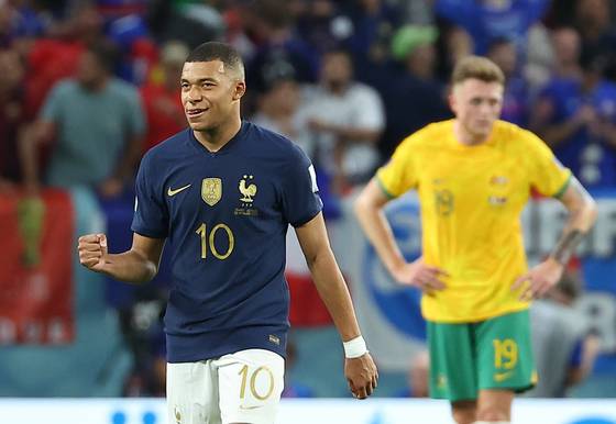 기뻐하는 음바페   (알와크라=연합뉴스) 김도훈 기자 = 22일 오후(현지시간) 카타르 알와크라 알자누브 스타디움에서 열린 2022 카타르 월드컵 조별리그 D조 프랑스와 호주 경기. 프랑스 킬리안 음바페가 헤더골을 성공시킨 뒤 기뻐하고 있다. 2022.11.23   superdoo82@yna.co.kr (끝)  〈저작권자(c) 연합뉴스, 무단 전재-재배포 금지〉