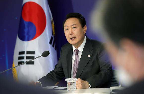 윤석열 대통령이 23일 서울 서초구 대한무역투자진흥공사(KOTRA)에서 열린 제1차 수출전략회의를 주재하고 있다. 2022.11.23. [사진=뉴시스]