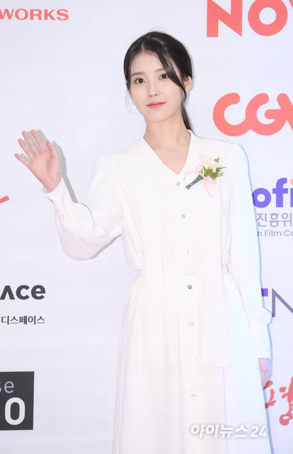 '다정한 손인사' 배우 이지은(아이유)이 23일 오후 서울 여의도 중소기업중앙회 KBIZ홀에서 진행된 제42회 '한국영화평론가협회상'(영평상) 시상식에 신인여우상 수상자로 참석해 포즈를 취하고 있다. [사진=정소희 기자]