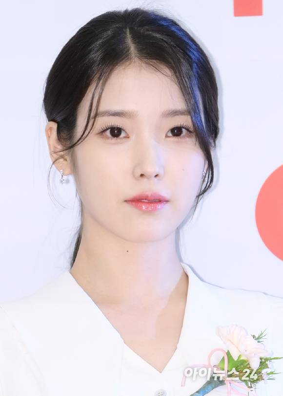 '판타지 미모' 배우 이지은(아이유)이 23일 오후 서울 여의도 중소기업중앙회 KBIZ홀에서 진행된 제42회 '한국영화평론가협회상'(영평상) 시상식에 신인여우상 수상자로 참석해 포즈를 취하고 있다. [사진=정소희 기자]