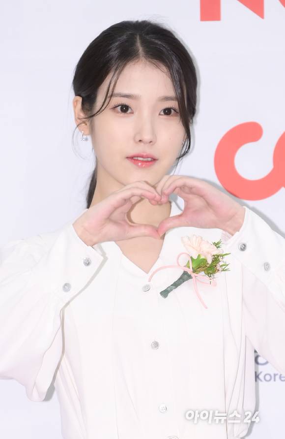 '가득한 예쁨' 배우 이지은(아이유)이 23일 오후 서울 여의도 중소기업중앙회 KBIZ홀에서 진행된 제42회 '한국영화평론가협회상'(영평상) 시상식에 신인여우상 수상자로 참석해 포즈를 취하고 있다. [사진=정소희 기자]