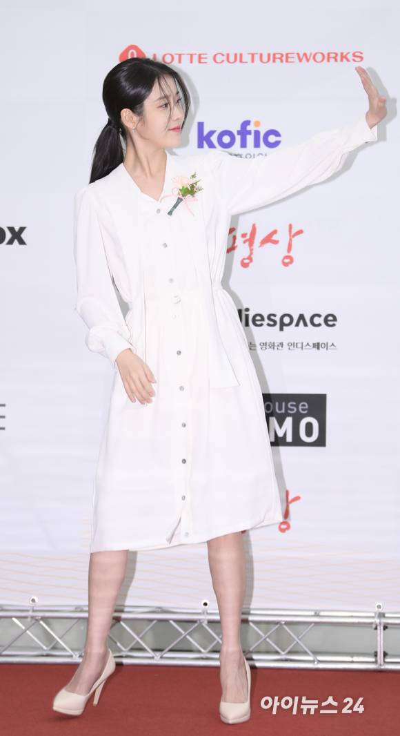 '마지막까지 한명이라도 더 인사' 배우 이지은(아이유)이 23일 오후 서울 여의도 중소기업중앙회 KBIZ홀에서 진행된 제42회 '한국영화평론가협회상'(영평상) 시상식에 신인여우상 수상자로 참석해 포토타임을 마치고 팬들을 향해 인사하고 있다. [사진=정소희 기자]
