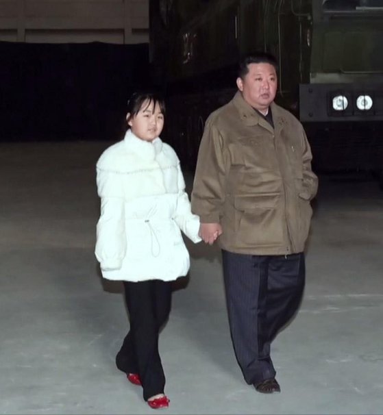 지난 18일 대륙간탄도미사일 시험발사 당시 딸과 동행한 북한 김정은 국무위원장. [뉴시스]