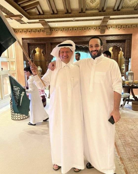 무함마드 빈 살만 사우디 왕세자(오른쪽)가 22일 카타르월드컵 조별리그에서 사우디가 아르헨티나를 이기자 이복형인 압둘아지즈 빈 살만 사우디 에너지부 장관과 기뻐하고 있다. 사진 빈 살만 인스타그램 캡처