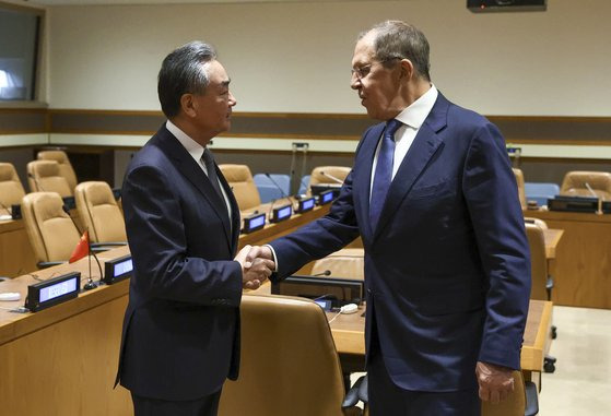 9월 21일 미국 뉴욕 유엔본부에서 열린 제77차 유엔총회에서 인사하는 왕이 중국 외교부장과 라브로프 러시아 외무장관. EPA=연합뉴스