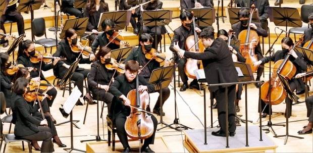 지난 22일 서울 잠실 롯데콘서트홀에서 지휘자 차웅이 이끄는 한경아르떼필하모닉 오케스트라가 첼리스트 심준호와 함께 드보르자크의 ‘첼로협주곡 b단조’를 연주하고 있다.  /김병언 기자
