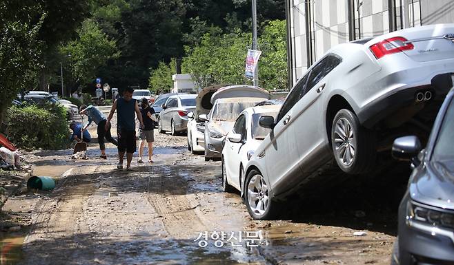 지난 9월6일 경북 포항시 남구의 한 아파트 단지에 침수차량들이 주차되어 있다. / 포항|권도현 기자