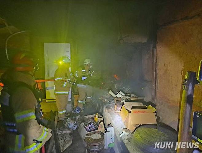 지난 22일 오후 11시52분께 강원 정선군 북평면 문곡리 한 주택에서 불이 나 신고를 받고 출동한 소방대원들이 진화에 나서고 있다. (강원소방본부 제공)
