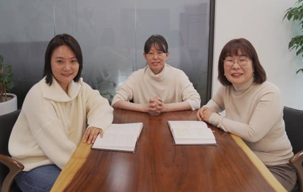 나들목네트워크교회 최미혜 목자, 신소영 사모, 김순여 코디가 22일 서울 중구 한 사무실에서 소그룹에 대해 이야기하고 있다(왼쪽부터). 이미아직 제공