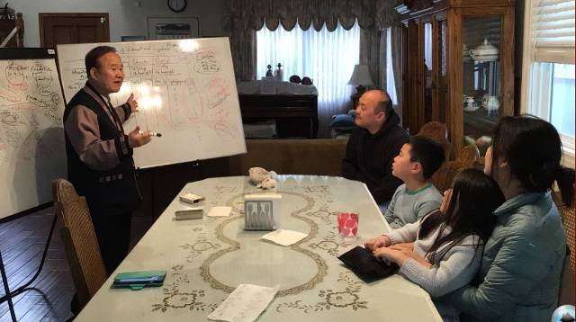 현 원장이 가정에서 쉐마교육을 진행하는 모습.