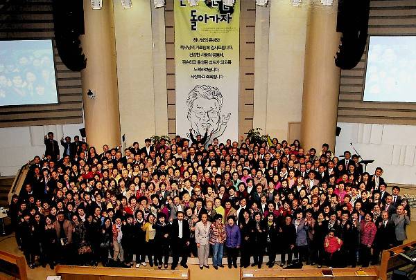 담임목사 청빙 과정에서 어려움을 겪었던 증가교회는 백운주 목사 부임 후 오직 말씀으로 갈등을 극복하고 새롭게 도약하고 있다. 사진은 부흥의 계기가 된 전 교인 성경공부를 마친 성도들이 2011년 서울 서대문구 교회에서 기념촬영을 하는 모습. 증가교회 제공