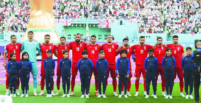 이란 대표팀이 경기 전 국가가 연주될 때 자국 내 '히잡 의문사'로 촉발된 반정부시위에 대한 연대표시로 침묵하고 있는 모습. 신화연합뉴스