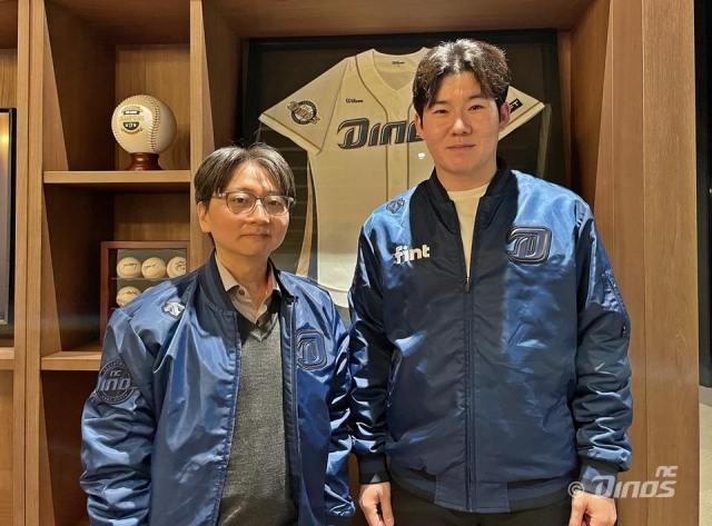 FA 박민우(오른쪽)가 23일 NC와 역대 최장기간인 8년 최대 140억원에 계약한 뒤 임선남 단장과 포즈를 취하고 있다. NC 다이노스 제공.