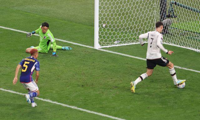 독일 축구대표팀 공격수 카이 하베르츠(오른쪽)가 23일(한국시간) 카타르 알라이얀 할리파국제경기장에서 열린 2022 카타르월드컵 조별리그 E조 1차전 전반 추가시간 6분 일본 골문을 열고 있다. 오프사이드로 판정돼 무효 처리됐다. 로이터연합뉴스