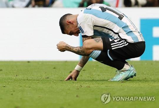 (루사일=연합뉴스) 22일(현지시간) 카타르 루사일 스타디움에서 열린 2022 카타르 월드컵 조별리그 C조 1차전 아르헨티나와 사우디아라비아 경기에서 1-2로 패한 아르헨티나의 앙헬 디마리아가 그라운드를 치며 아쉬워하고 있다.