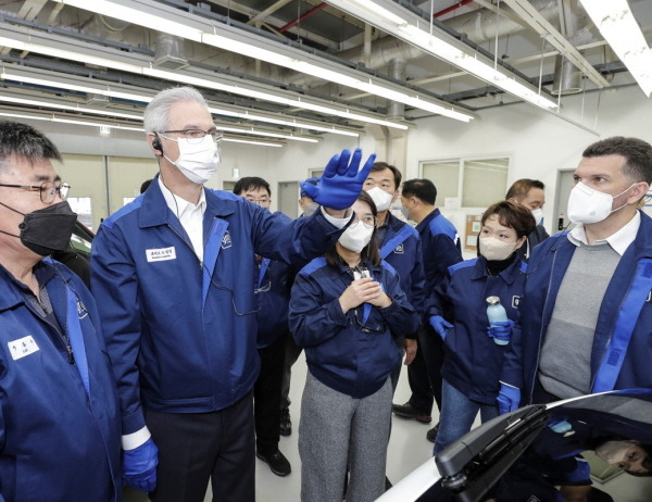 로베르토 렘펠 GM 한국사업장 사장 및 최고위 리더십 창원공장 방문, 차세대 글로벌 신제품 무결점 생산 위한 막바지 점검 [사진제공=한국지엠]