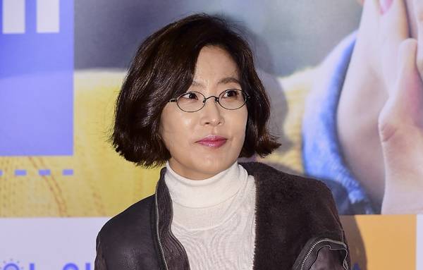 이승기가 소속사 후크엔터테인먼트로부터 지난 18년 동안 음원 수익을 받지 못했다는 의혹이 제기된 가운데 같은 소속사 이선희의 발언이 재조명 되고 있다. 사진은 지난 2015년 1월 서울 왕십리 CGV에서 열린 영화 '오늘의 연애’(감독 박진표) VIP 시사회에 참석한 가수 이선희. /사진=뉴스1