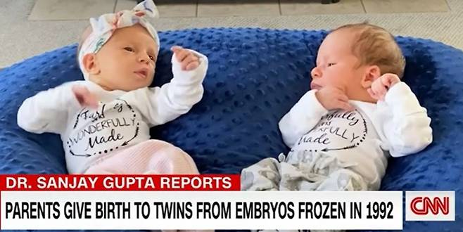지난 21일(현지시각) 30년 동안 냉동 보관된 배아에서 쌍둥이가 태어나 세계 최장 기록을 경신했다. 사진은 30년 동안 냉동 보관된 배아에서 태어난 쌍둥이. /사진=미국 방송매체 CNN 공식 홈페이지