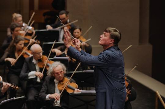지휘자 크리스티안 틸레만과 베를린 슈타츠카펠레의 연주 모습. 마스트미디어 제공