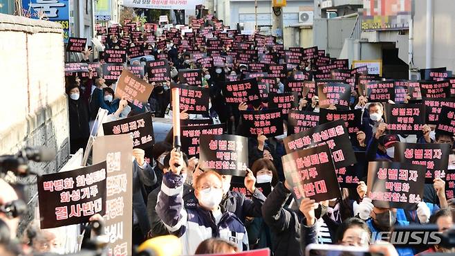 [화성=뉴시스]  23일 화성시 봉담읍 원룸촌 앞 골목길에서 열린 박병화 퇴출 및 보호관찰소 입소를 촉구하는 결의대회에 시민단체 및 학부모 700여명이 모여 박병화 퇴거를 촉구하며 구호를 외치고 있다. (사진 = 화성시 제공)