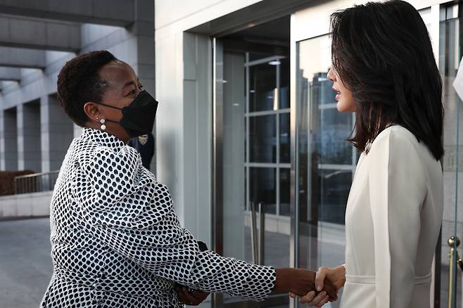 [서울=뉴시스] 윤석열 대통령 부인 김건희 여사가 23일 서울 용산 대통령실 청사에서 윌리엄 루토 케냐 대통령 부인 레이첼 루토 여사와 환담 전 악수하고 있다. (사진=대통령실 제공) 2022.11.23. photo@newsis.com *재판매 및 DB 금지