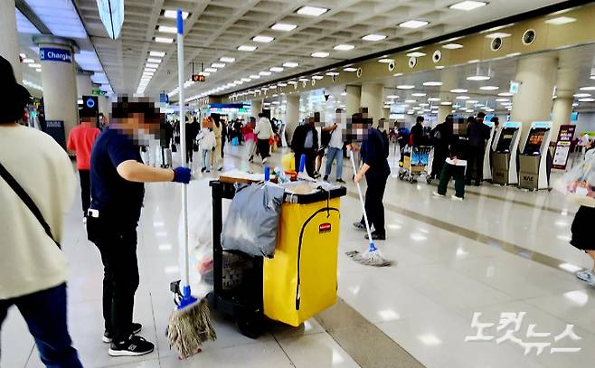 청소중인 제주공항 미화원. 박정섭 기자