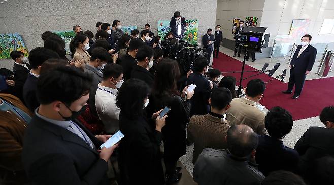 출근길 질의응답하는 윤석열 대통령     (서울=연합뉴스) 안정원 기자 = 윤석열 대통령이 18일 오전 서울 용산 대통령실 청사로 출근, 기자들과 질의응답을 하고 있다. 2022.11.18 [대통령실통신사진기자단]     jeong@yna.co.kr (끝)   연합뉴스