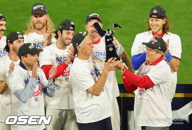 [사진] 필라델피아 데이브 돔브로스키 사장(가운데)이 존 미들턴 구단주(오른쪽)에게 내셔널리그 우승 트로피를 받고 있다. ⓒGettyimages(무단전재 및 재배포 금지)