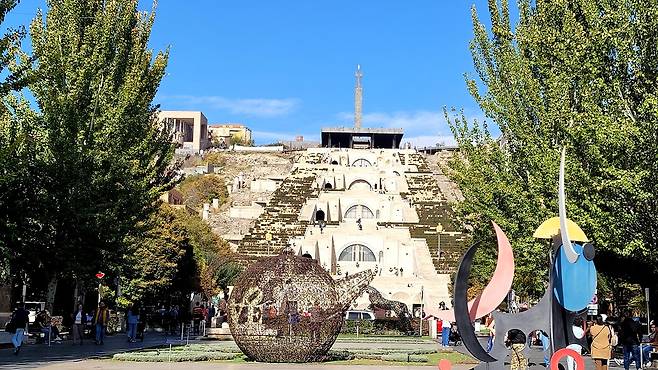 캐스케이드 콤플렉스는 계단식 정원으로 그 앞에 조각 공원이 있다