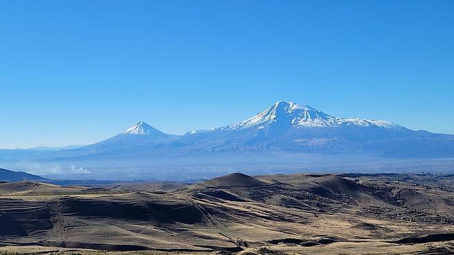 아라랏 산은 아르메니아인들에게 성지인 곳이지만 현재는 튀르크예 땅으로 되어 있다