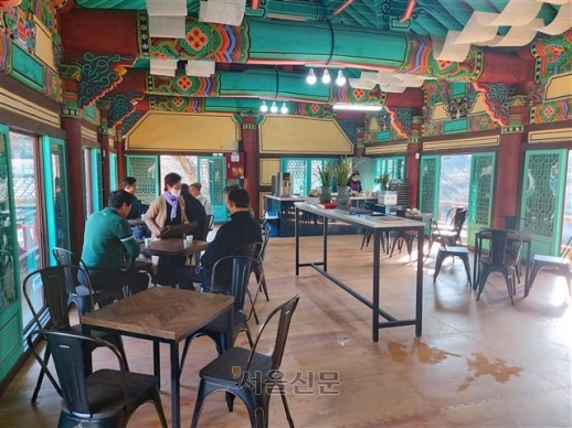 경북 영천 은해사를 찾은 방문객들이 쉼터 카페에서 차를 마시면서 즐거운 시간을 보내고 있다.