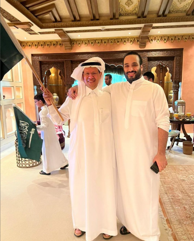 22일(현지시간) 친형인 압둘라지즈 빈 투르키 사우디 에너지 장관과 승리를 기념하고 있는 무함마드 빈 살만 사우디 왕세자. 인스타그램 갈무리