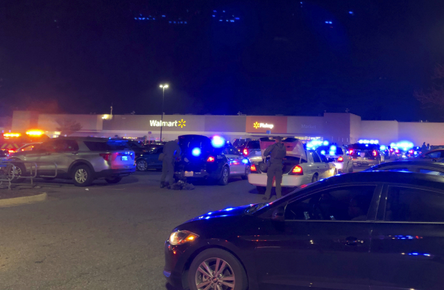 23일(현지 시간) 밤 총격 사건이 발생한 미국 버지니아주 체서피크의 한 월마트에 경찰들이 출동해 있다. AP연합뉴스