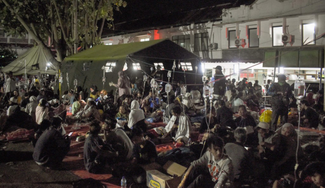21일(현지시간) 인도네시아 서자바주 치안주르에서 발생한 지진으로 병원 건물이 파손되자 환자들이 병원 마당에서 치료를 받고 있다. 사진=AFP연합뉴스