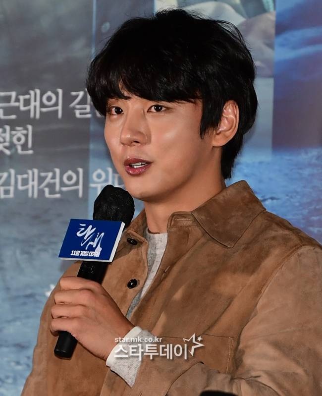 영화 ‘탄생’의 배우 윤시윤이 취재진 질문에 답하고 있다.