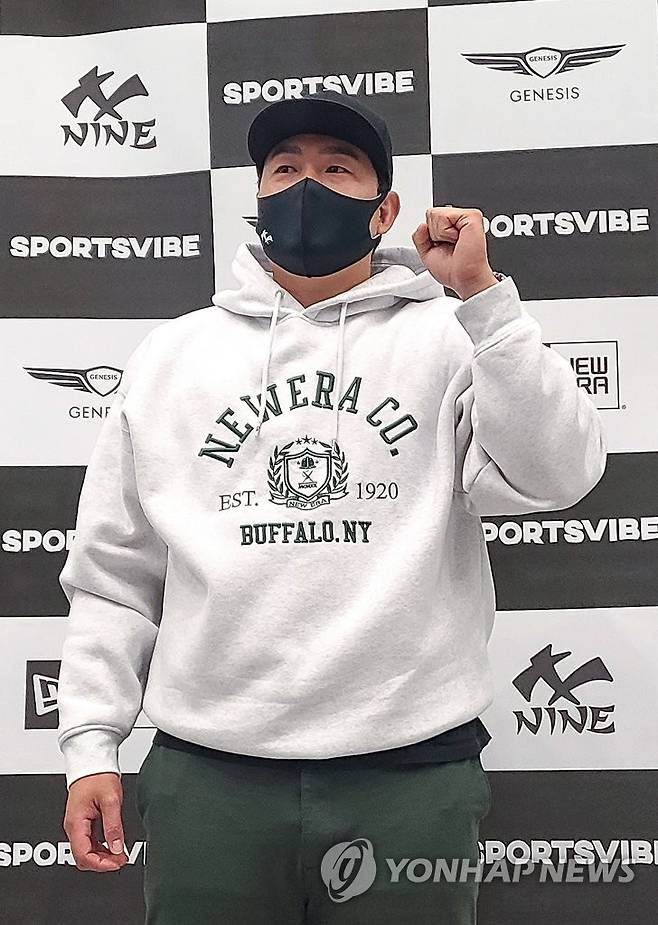 귀국한 최지만 미국프로야구 메이저리그(MLB) 피츠버그 파이리츠 최지만이 12일 오후 인천국제공항을 통해 귀국한 뒤 취재진 앞에서 파이팅을 외치고 있다. 2022.11.12 bingo@yna.co.kr [연합뉴스 자료사진]