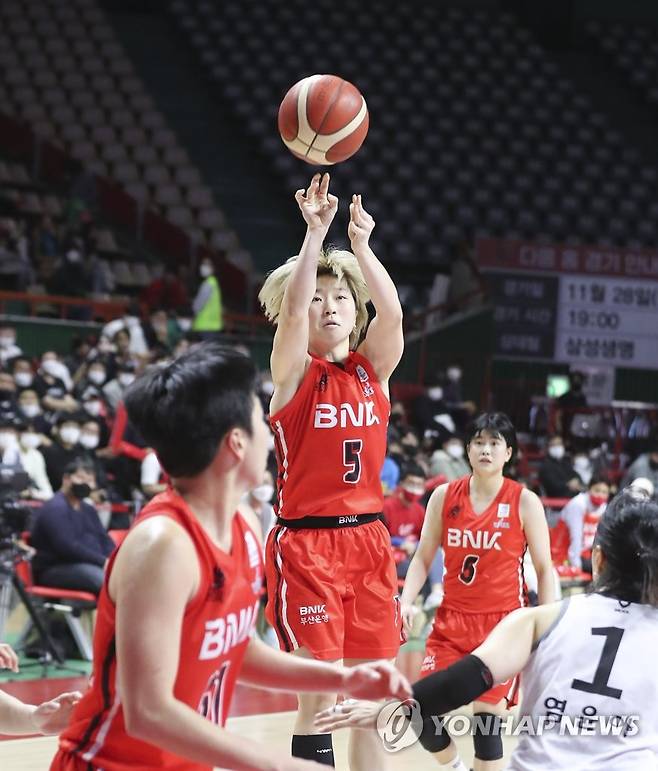 BNK 안혜지' 가볍게 날아서 슛' (부산=연합뉴스) 강덕철 기자 = 14일 부산 사직실내체육관에서 열린 여자프로 농구 부산 BNK 썸과 KB 스타즈의 경기. BNK 안혜지가 점프슛을 하고 있다. 2022.11.14 kangdcc@yna.co.kr