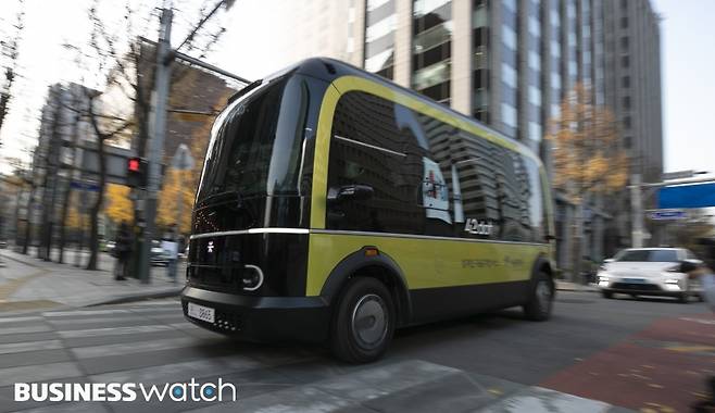 24일 서울 중구 청계광장에서 열린 '청계천 자율주행버스 운행 선포식'에서 전기 자율주행 전용버스(셔틀버스)가 시험 운행하고 있다. 이날 선포식을 기점으로 오는 25일부터 2대의 버스가 청계광장을 출발해 세운상가를 거쳐 다시 청계광장으로 돌아오는 3.4㎞ 구간을 운행한다./사진=이명근 기자 qwe123@