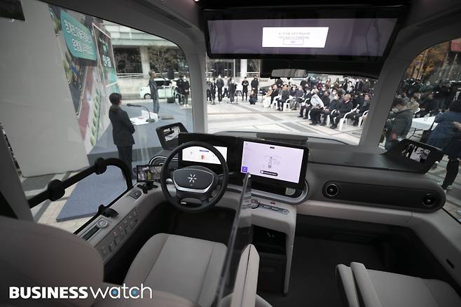 24일 서울 중구 청계광장에서 열린 '청계천 자율주행버스 운행 선포식'에서 전기 자율주행 전용버스(셔틀버스)가 시험 운행하고 있다./사진=이명근 기자 qwe123@