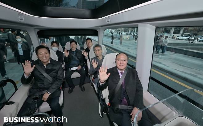 24일 서울 중구 청계광장에서 열린 '청계천 자율주행버스 운행 선포식'에서 전기 자율주행 전용버스(셔틀버스)가 시험 운행하고 있다. 이날 선포식을 기점으로 오는 25일부터 2대의 버스가 청계광장을 출발해 세운상가를 거쳐 다시 청계광장으로 돌아오는 3.4㎞ 구간을 운행한다./사진=이명근 기자 qwe123@