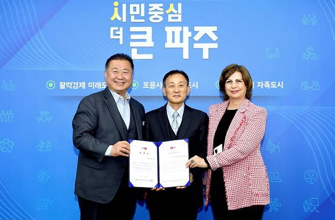 김경일 시장과 박용덕 튀르키예 한국문화교류협회장, 아이세 윈류제 총서기장(왼쪽부터) 기념촬영을 하고 있다.(사진=파주시 제공)