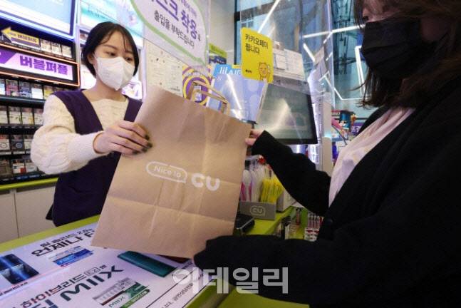 오늘부터 편의점에서 일회용 비닐봉투를 제공하는 것이 아예 금지된다.(사진=연합뉴스)