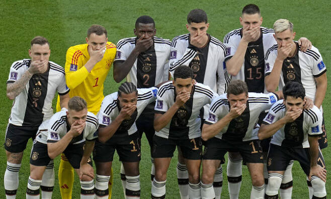 독일 축구대표팀 선수들이 무지개 완장 착용 금지에 항의하는 의미로 경기 전 입을 가리는 포즈를 취하고 있다.(사진=AP PHOTO)