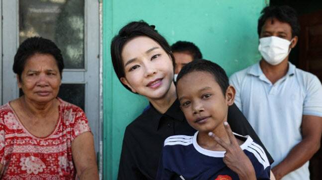 윤석열 대통령 부인 김건희 여사가 12일(현지시간) 캄보디아 프놈펜의 한 선천성 심장질환을 앓고 있는 환아의 집을 찾아 건강 상태를 살피고 있다.(사진=대통령실 제공, 연합뉴스)