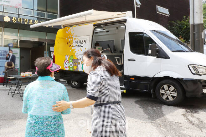 지난 7월 18일 서울시 중랑구 용마경로복지센터에서 시니어고객들이 ‘KB 시니어 라운지’를 이용하고 있다. (사진=KB국민은행)